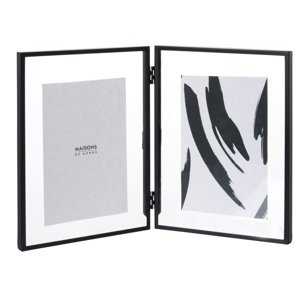 Cadre double en verre et acier noir, ouvert comme un livre, avec deux visuels en noir et blanc