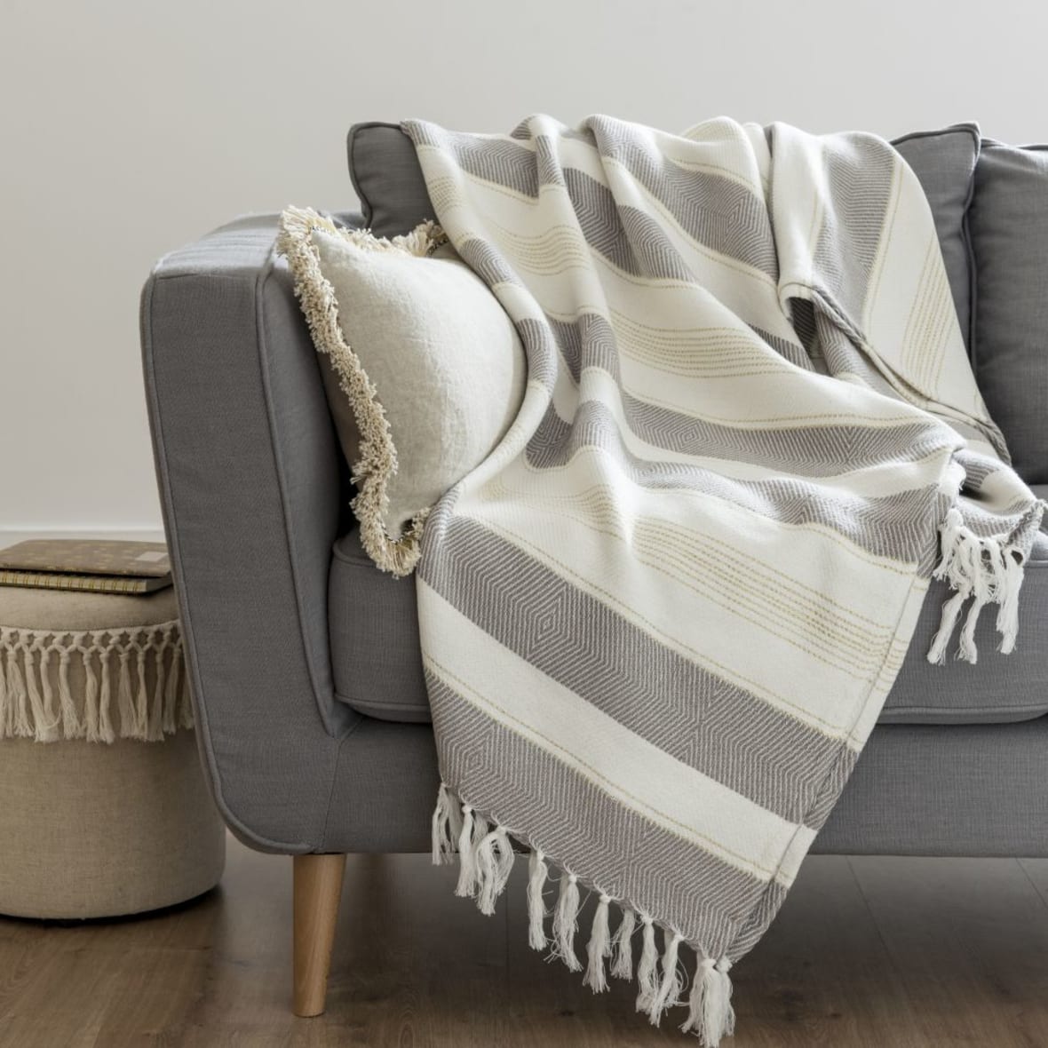 HOMESCAPES Coperta In Cotone Intrecciato A Mano Kashi, 225x255 Cm Con Nappe, Leggera, Per Letto O Divano, Naturale