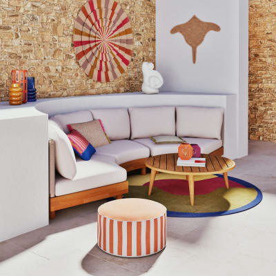 Divano posti in legno massello di acacia e cuscini color tortora