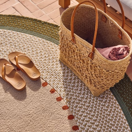 Alfombra de exterior redonda trenzada color beige y verde caqui D