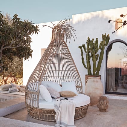 Bain de soleil double rond en résine tressée recyclée imitation rotin et  coussins écrus en polyester recyclé