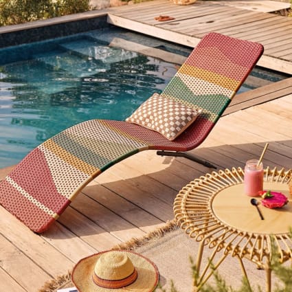 Bain de soleil en résine tressée multicolore et acier noir