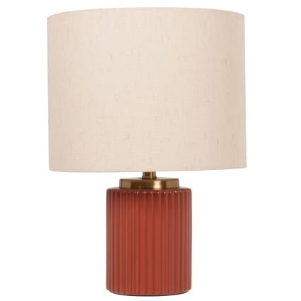 Lampe en céramique striée beige et abat-jour en polyester recyclé Vigo | Maisons du Monde