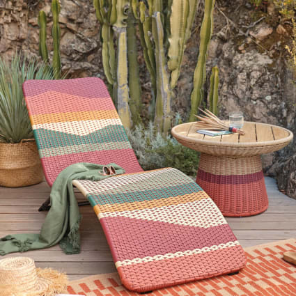 Lettino prendisole in resina intrecciata multicolore e acciaio