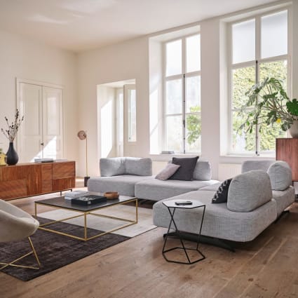 Poltrona beige con gambe in acciaio dorato Hipop Maisons du Monde