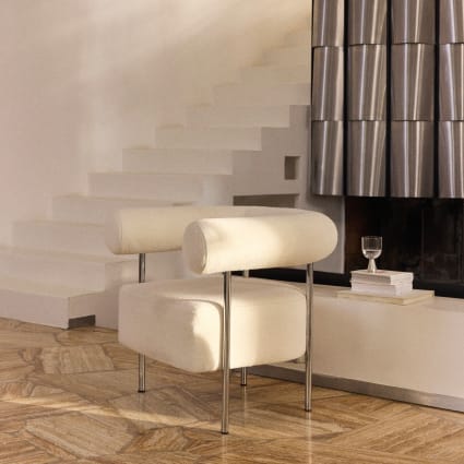 Poltrona in tessuto écru e con gambe in acciaio cromato