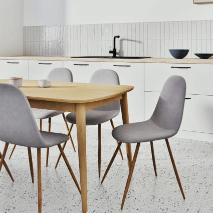 Sedia in tessuto riciclato grigio chiaro e gambe in acciaio