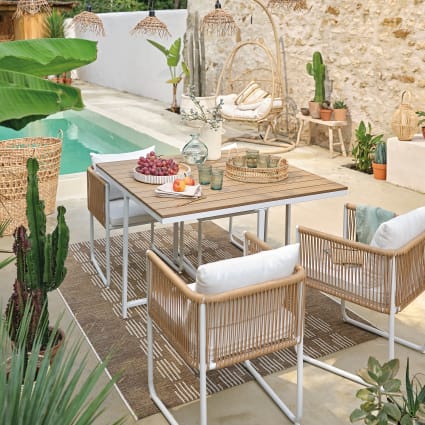 Set aus Gartentisch aus Verbundwerkstoff in Teak-Optik, 4 Personen, L110cm und 4 integrierten Stühlen in Rattan-Optik Swann