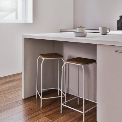 Sgabelli per isola centrale in acciaio bianco e legno di abete (x2