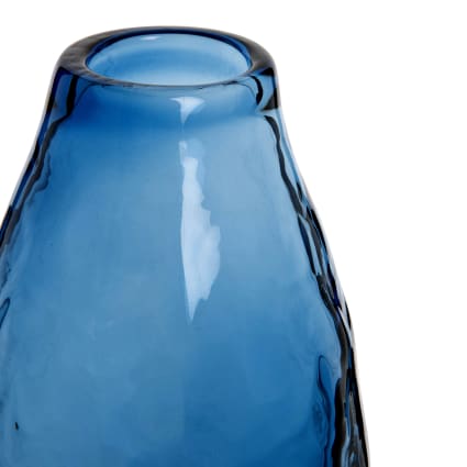 Vase en verre martelé bleu H14 Bula | Maisons du Monde