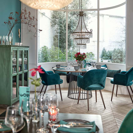 Vetrina a ante in legno massello di acacia verde e vetro temperato