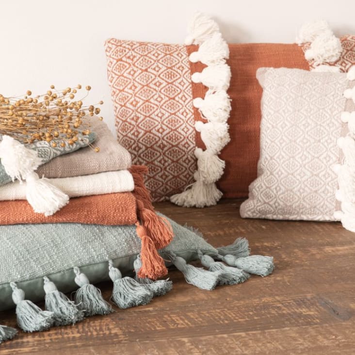Almofada em tecido de algodão reciclado terracota com pompons 30x50-LIMANA ambiance-4