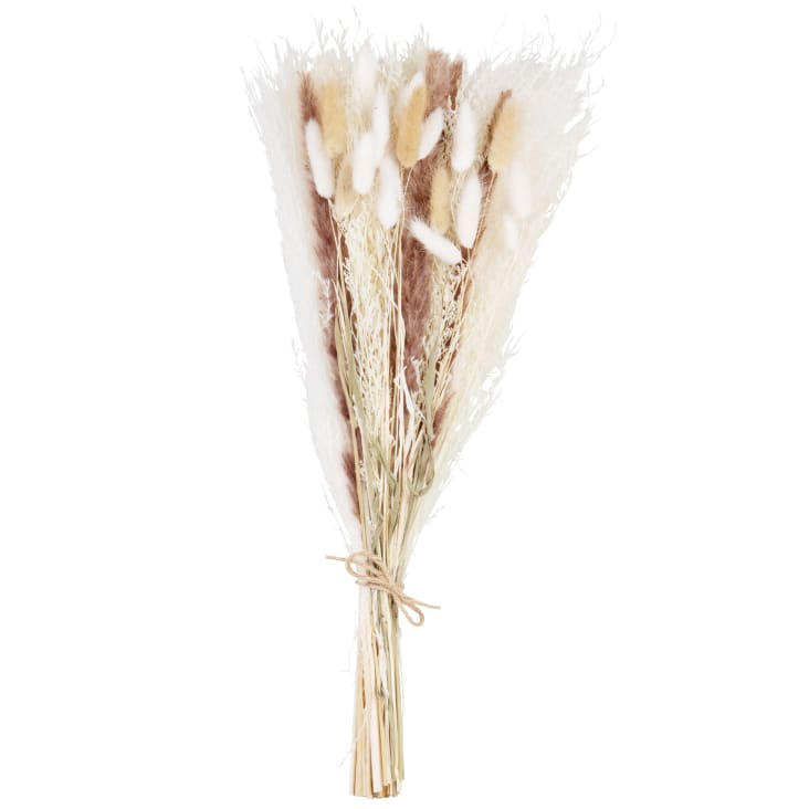 Boeket Gedroogde Bloemen in Een Vaas Op Tafel Met Snacks. Stock Foto