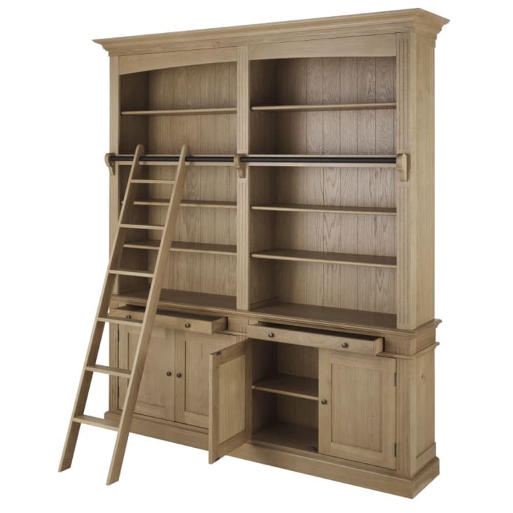 Bücherregal mit 2 Schubladen, 4 Türen und Leiter aus massiver Eiche Atelier  | Maisons du Monde