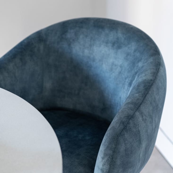 Chaise avec accoudoirs en velours bleu-Kyss ambiance-7