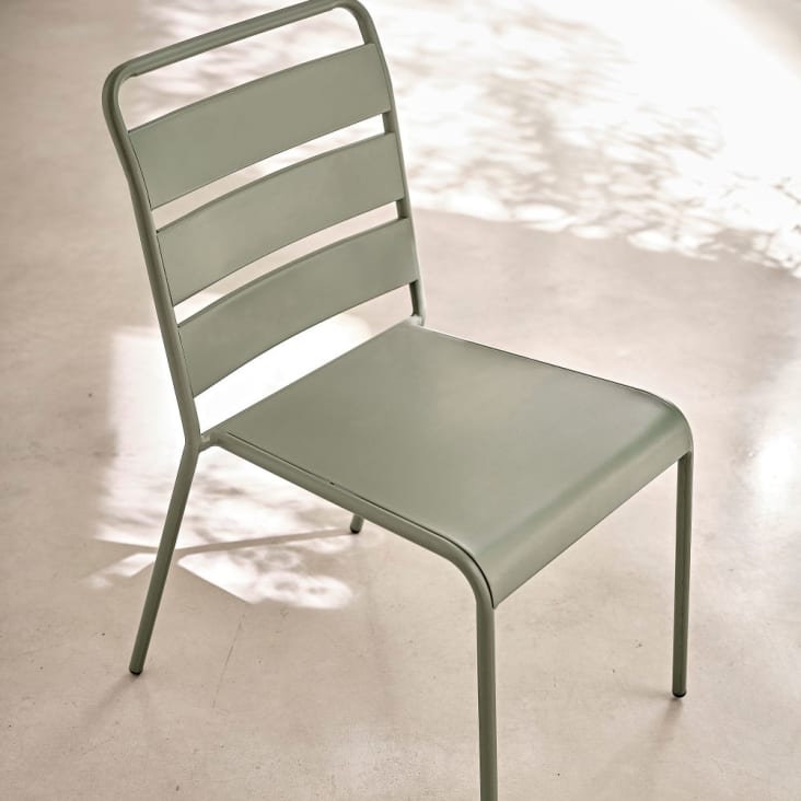 Chaise en métal vert kaki-Belleville ambiance-6