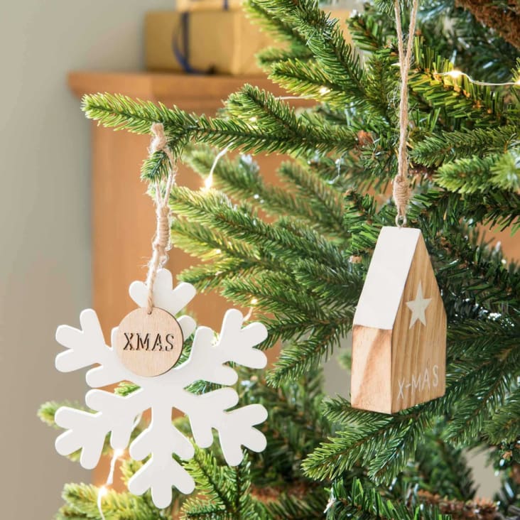 Árvore De Natal Decorada Com Os Grandes Flocos De Neve De Madeira Perto Da  Cama Imagem de Stock - Imagem de tricô, necessidades: 106515825