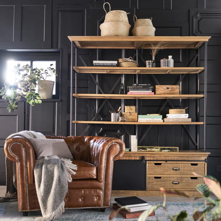 Fauteuil chesterfield en cuir marron capitonné, pieds en bois
