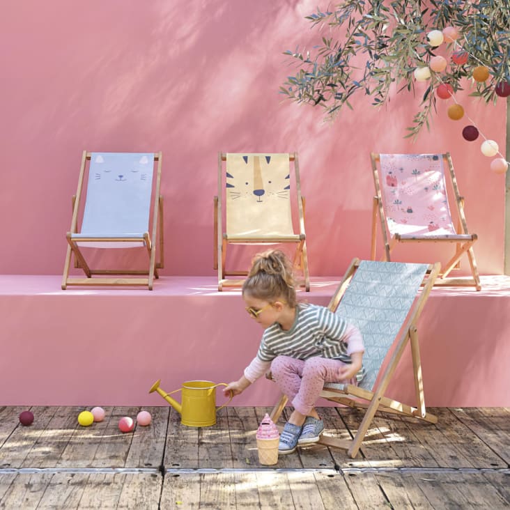 Kinderligstoel van acacia en roze bedrukte stof-Siwa ambiance-5
