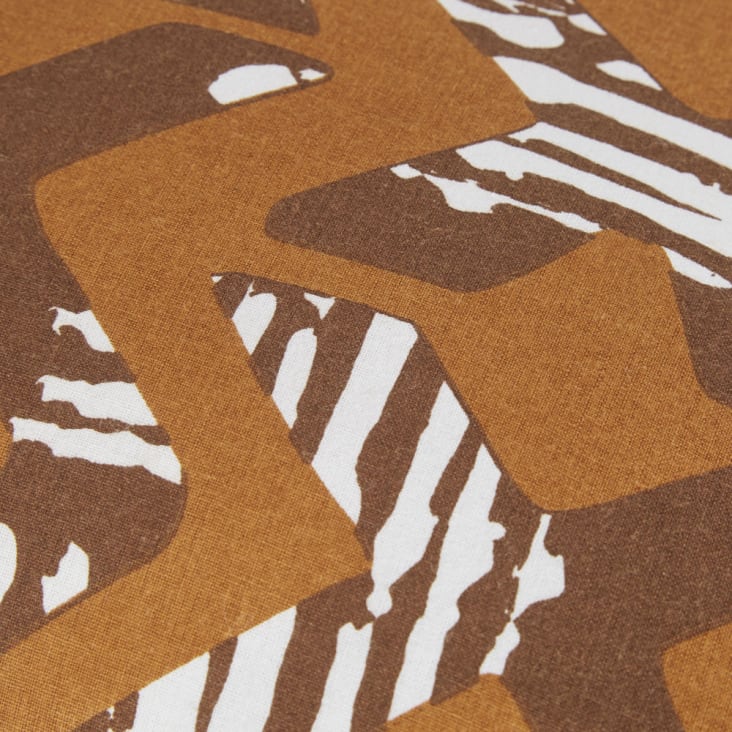 Kissen aus Baumwolle, karamellbraun mit ecrufarbenem Druckmotiv, 45x45cm-MAWE cropped-4
