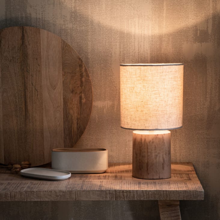 Lampada in legno di eucalipto con paralume in cotone écru-Calvi cropped-4