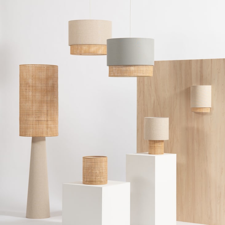 Lampada in rattan intrecciato con paralume in poliestere riciclato beige