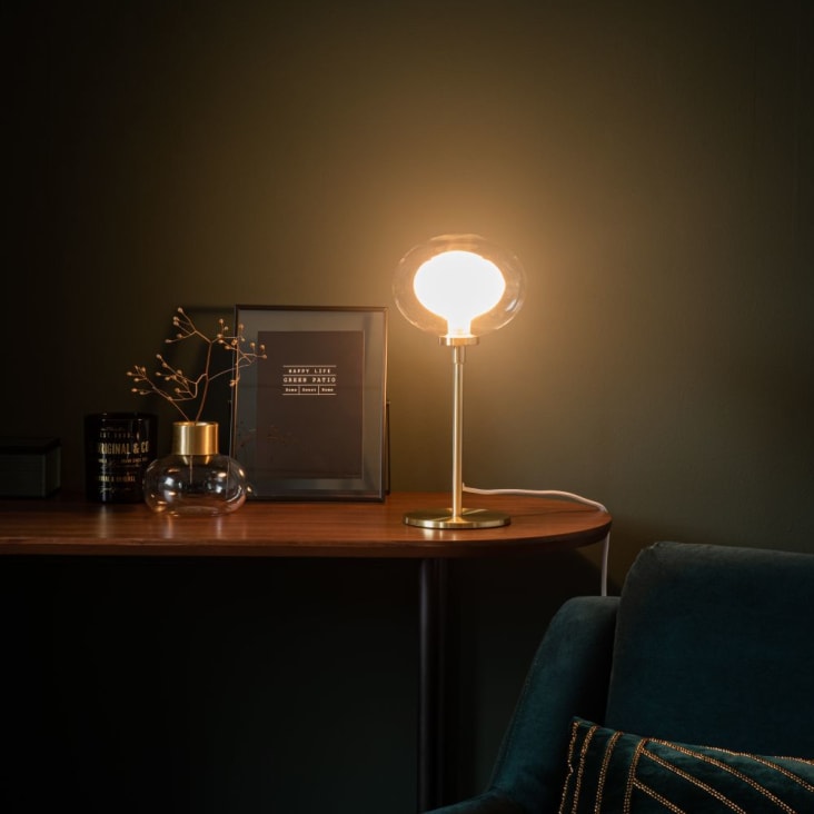 Lampe mit Glaskugelschirm und goldenem Metallsockel-Naos ambiance-3