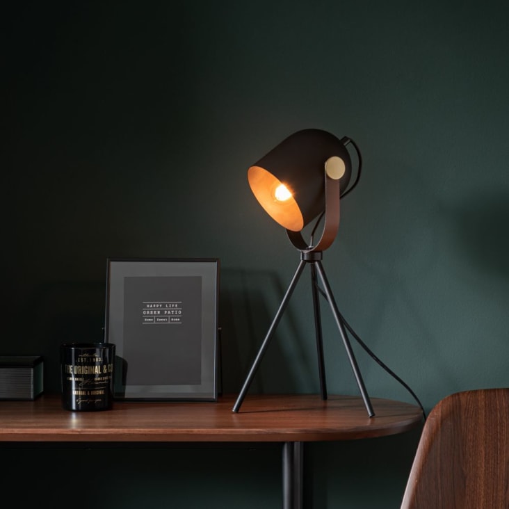 Lampe projecteur trépied en métal noir, doré et marron-Malcom ambiance-4