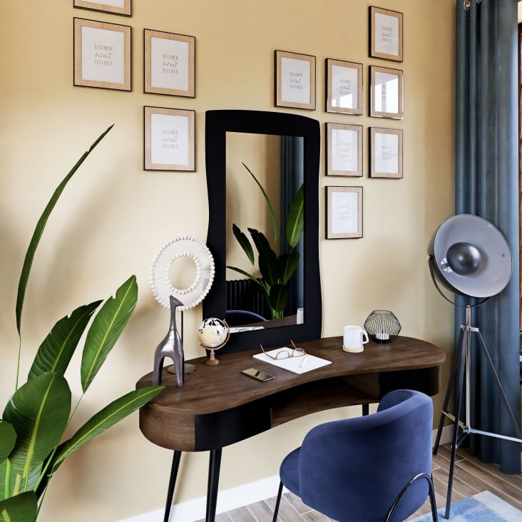 Miroir forme rectangulaire abstraite à encadrement en bois noirci 63x118-BUGUNI ambiance-3