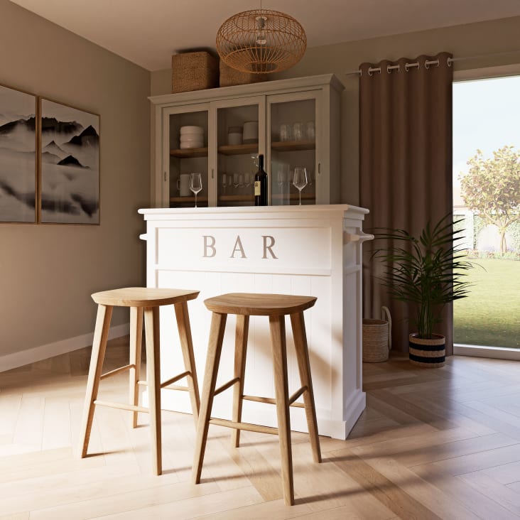 Elegante bancone bar originale con sedie nel soggiorno all'interno