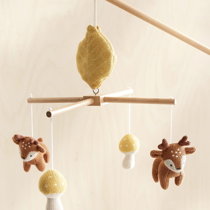 Mobile musical bébé cerf et champignons en coton tricoté