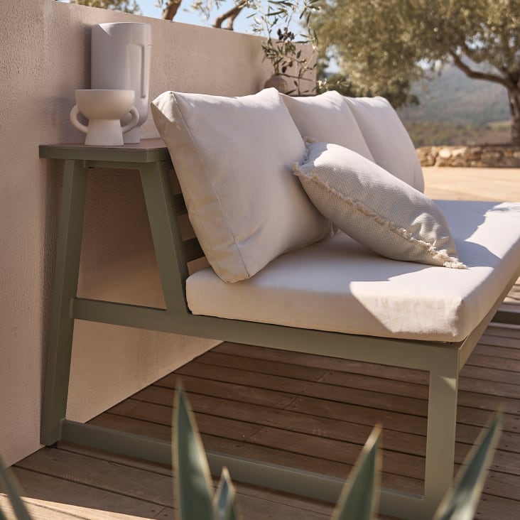 Set mit Gartenbank mit Lehne aus khakigrünem Aluminium mit ecrufarbenen  Kissen, 1 Bank ohne Lehne und 1 Tisch | Maisons du Monde