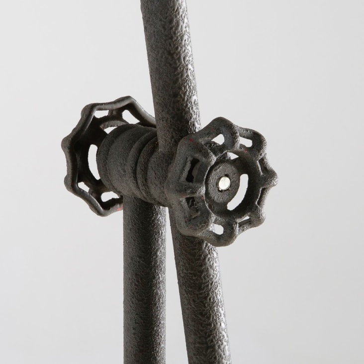 Stehlampe im Industriestil aus schwarzem Metall H. 168-NILO cropped-3
