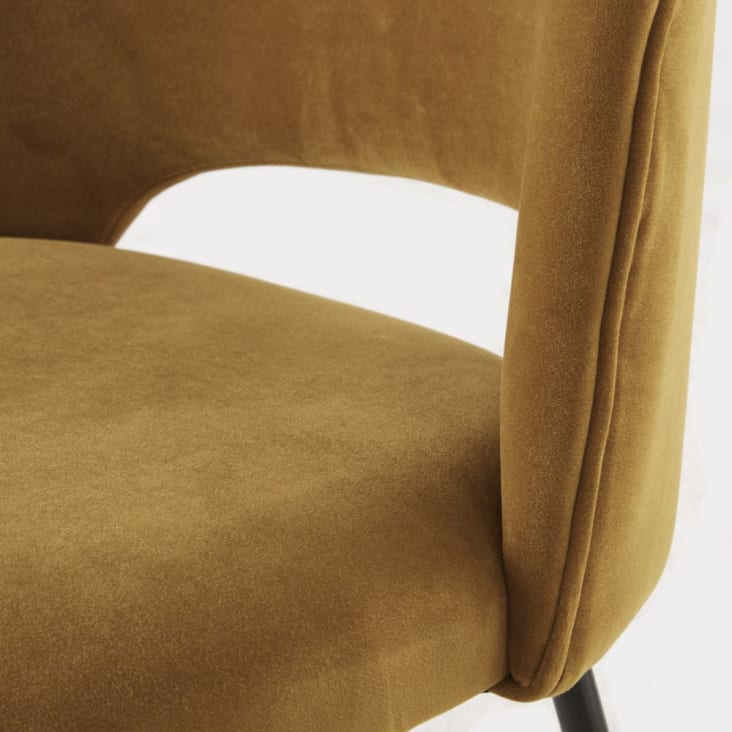 Stuhl aus schwarzem Metall mit ockerfarbenem Samtbezug-Isys cropped-4