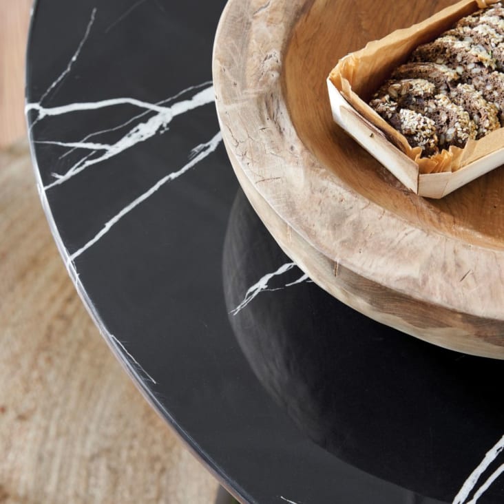 Table à manger avec pieds dorés et plateau céramique aspect marbre