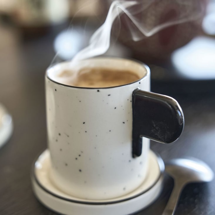 Tasse à café et soucoupe en grès blanc et noir-ULURU ambiance-3