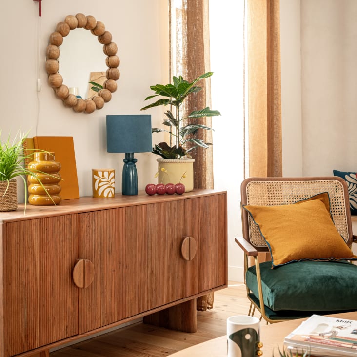 Een zes-lichts metalen hanglamp met puntig glazen kappen. Stijl