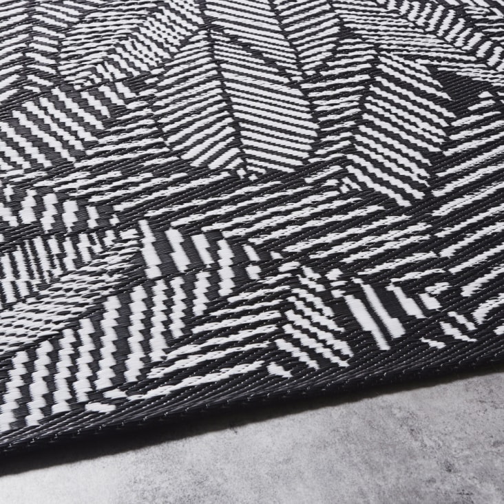 Zwart tapijt van polypropyleen, witte bladprint 180 x 270 cm-KIGANJA cropped-2