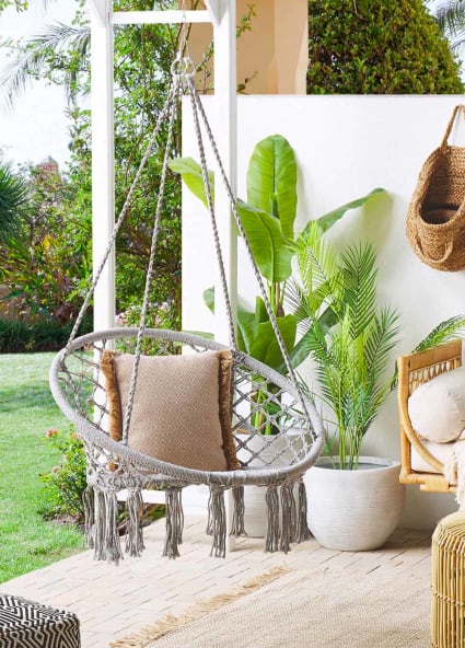 Créez un coin détente avec une chaise suspendue d’extérieur | Maisons ...