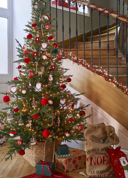 Decoración de un árbol de Navidad en rojo y dorado | Maisons du Monde