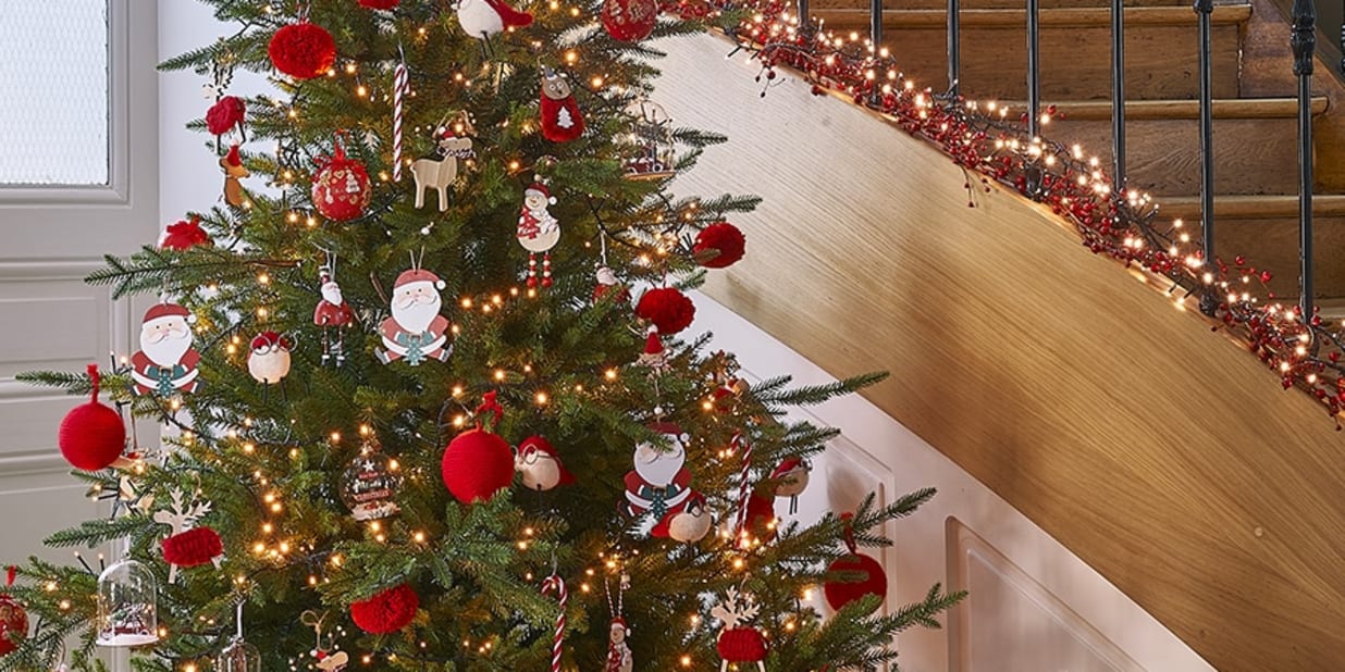Einen Weihnachtsbaum in Rot und Gold schmücken