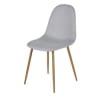 Stuhl mit recyceltem, hellgrauem Stoffbezug und Beinen aus Metall in Eichenholzoptik