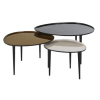 Tavolini sovrapponibili in metallo nero, bianco sporco e marrone
