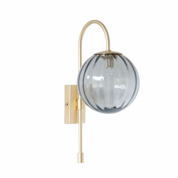 Astoria - Goudkleurige metalen wandlamp met bol van grijs geribbeld glas