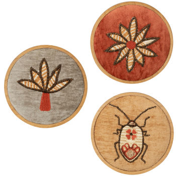 LEONARDO - Set van 3 wanddecoraties met ronde houten lijst en fluwelen borduursel