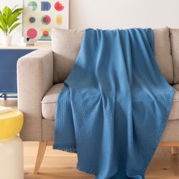 IRAJA - Manta lisa em tecido de algodão em relevo azul com franjas 170x130