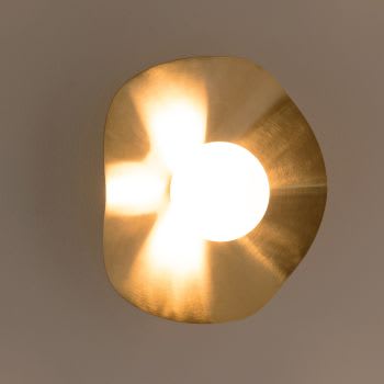 Kirovana - Wandleuchte aus goldfarbenem Metall mit Kugelschirm aus weißem Glas