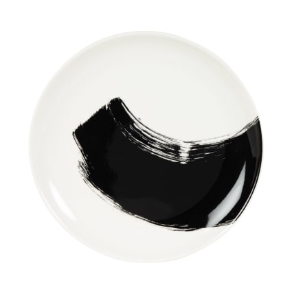 Assiettes Noires En Porcelaine Sur Surface Noire | PSD Premium