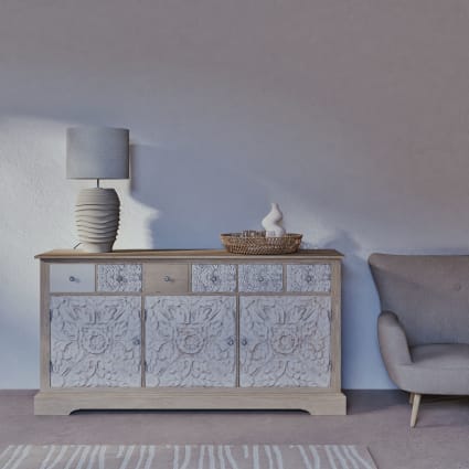 Lampada da tavolo in legno con motivo a onda e paralume in lino