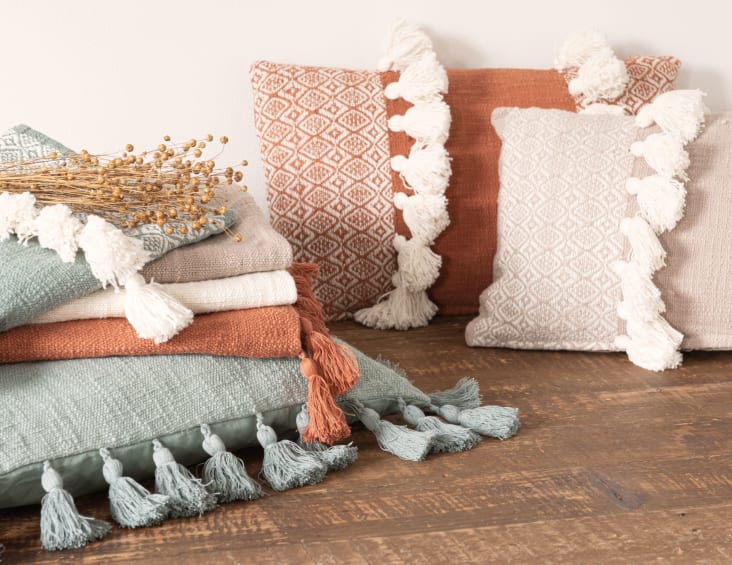 LIMANA - Almofada em tecido de algodão reciclado terracota com pompons 30x50